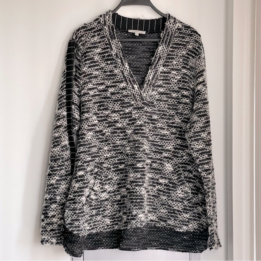 VIVIAN WONG Stylish Black and White V-neck Sweater